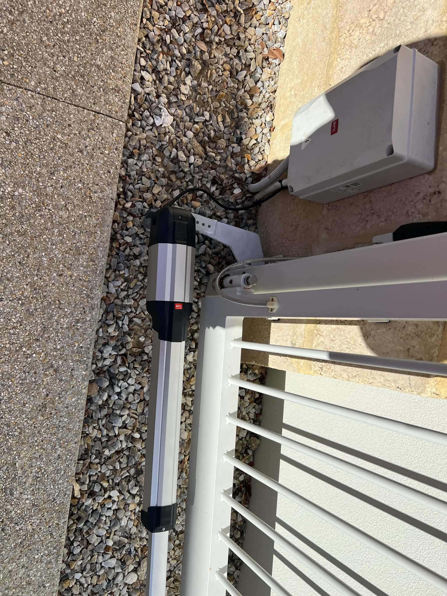 Automatic gate arm and hinge detail